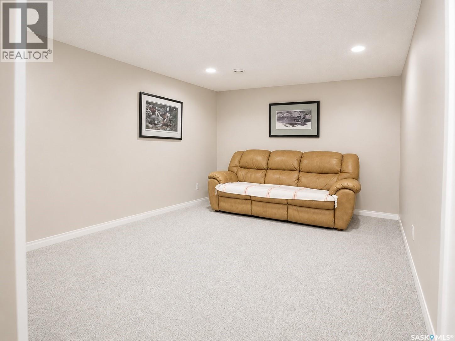 15 Dickinson CRESCENT - 22