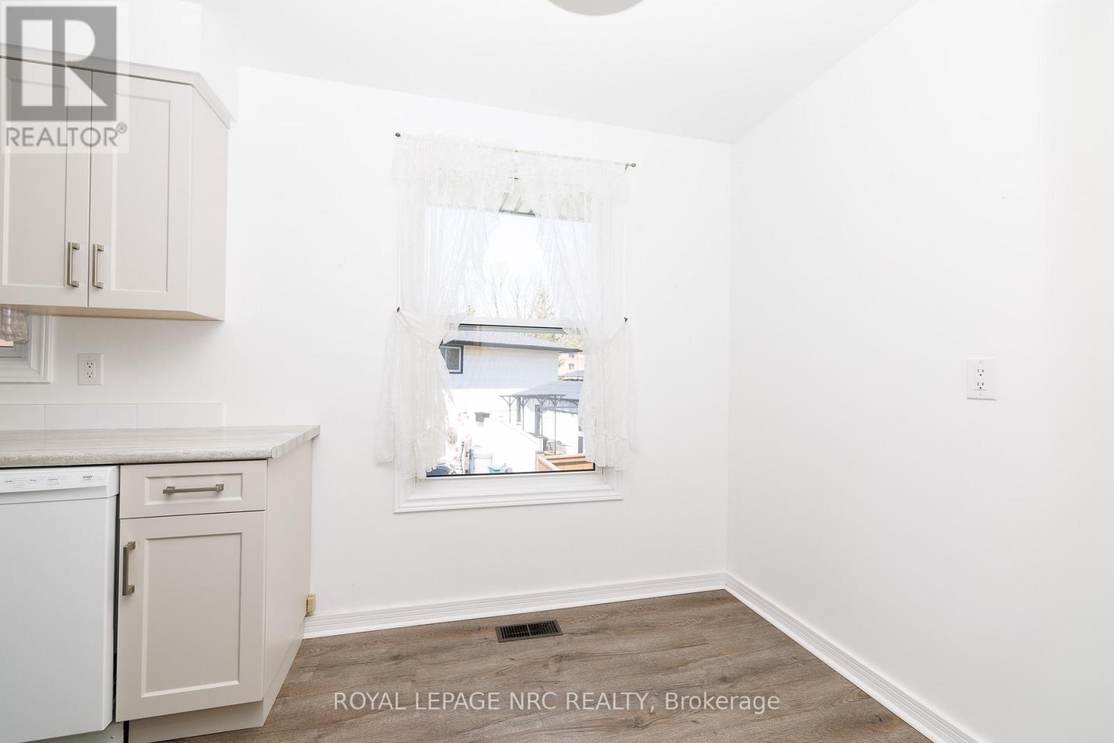 8 KERWIN GATE - 22