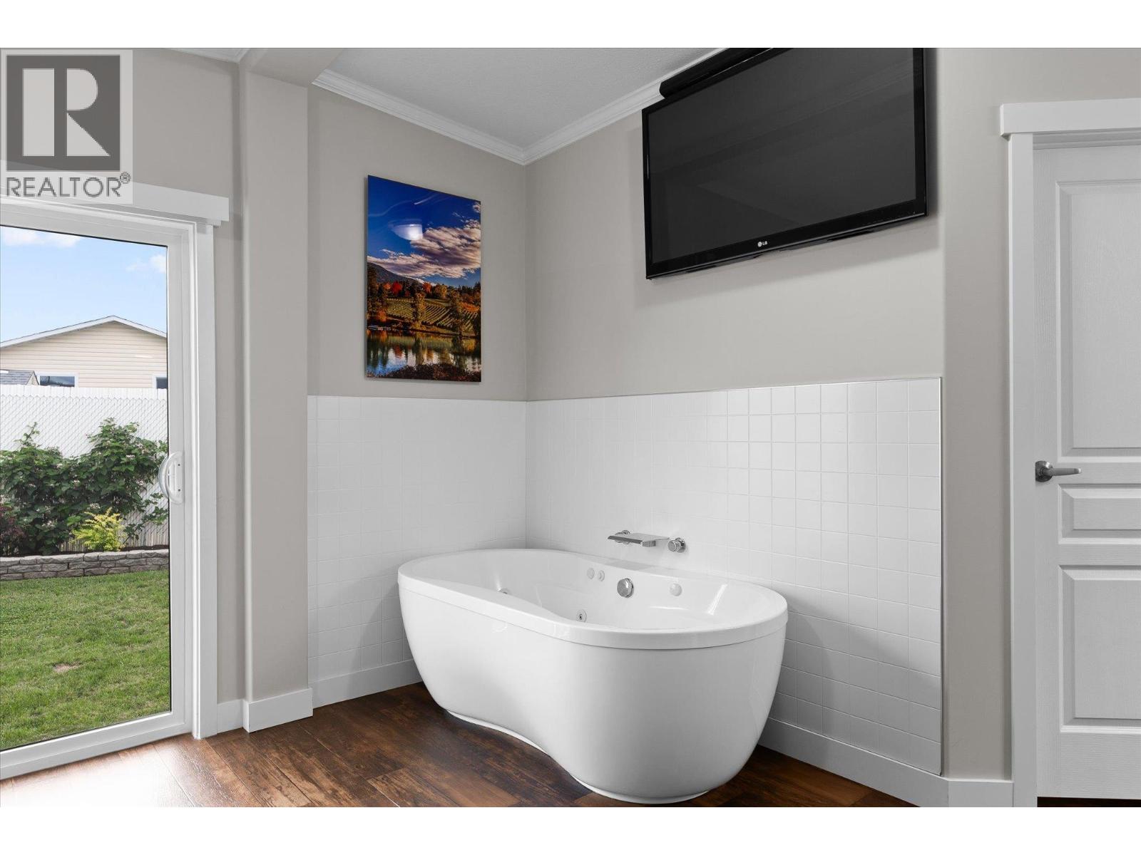 #402 3591 Old Vernon Road - 21