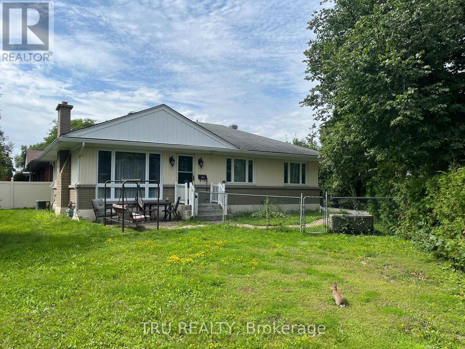 1908 SAUNDERSON DRIVE - 33