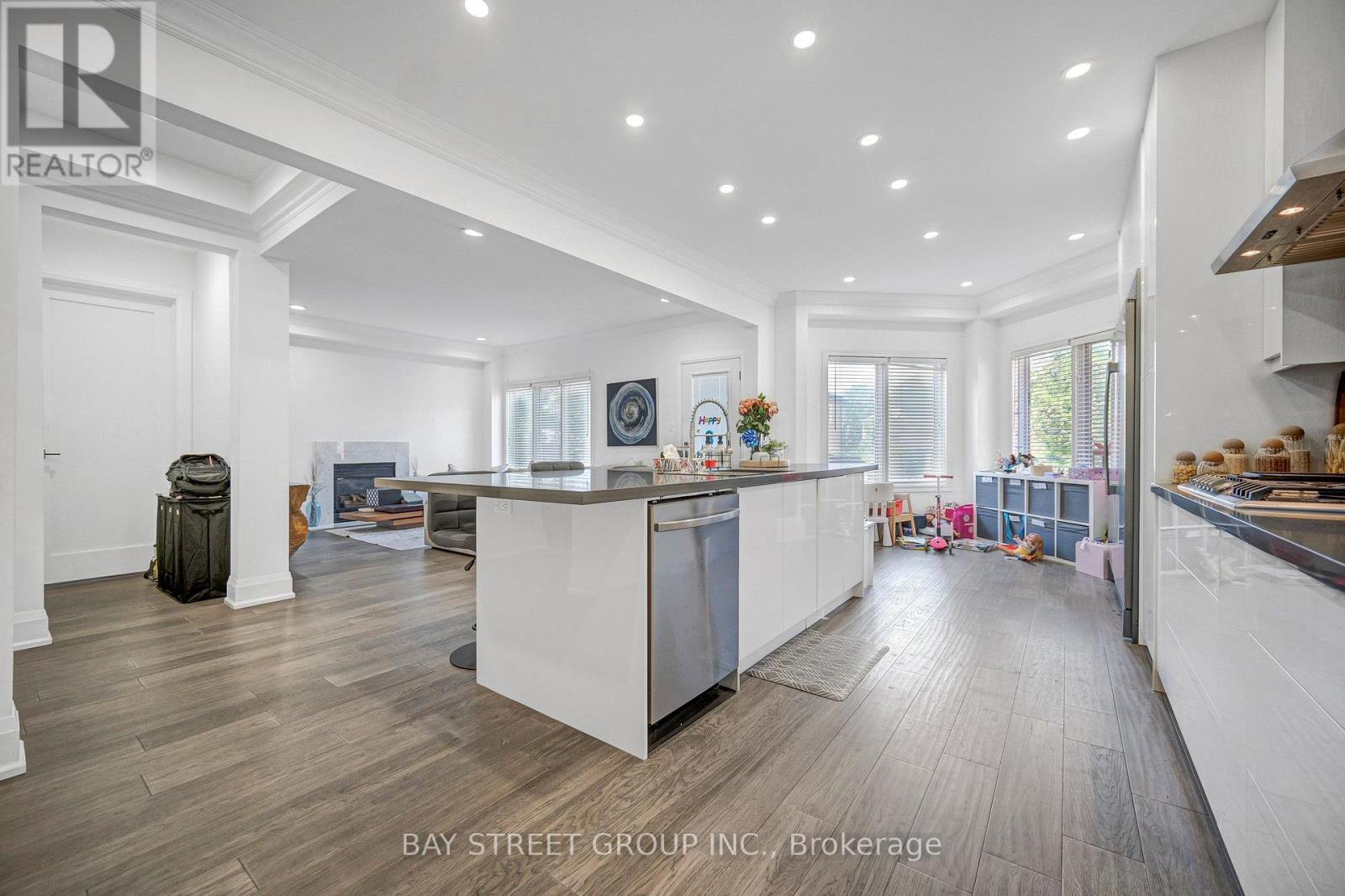231 SHAFTSBURY AVENUE N - 12