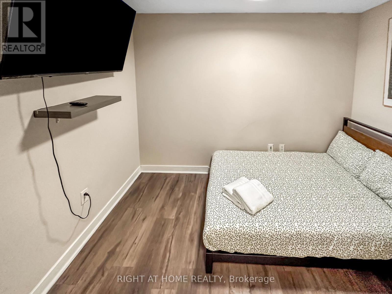 #356 10 CAPREOL COURT - 22