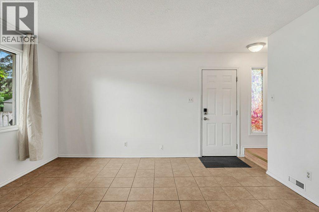 B, 6120 33 Avenue NW, Bowness, Calgary photo 3