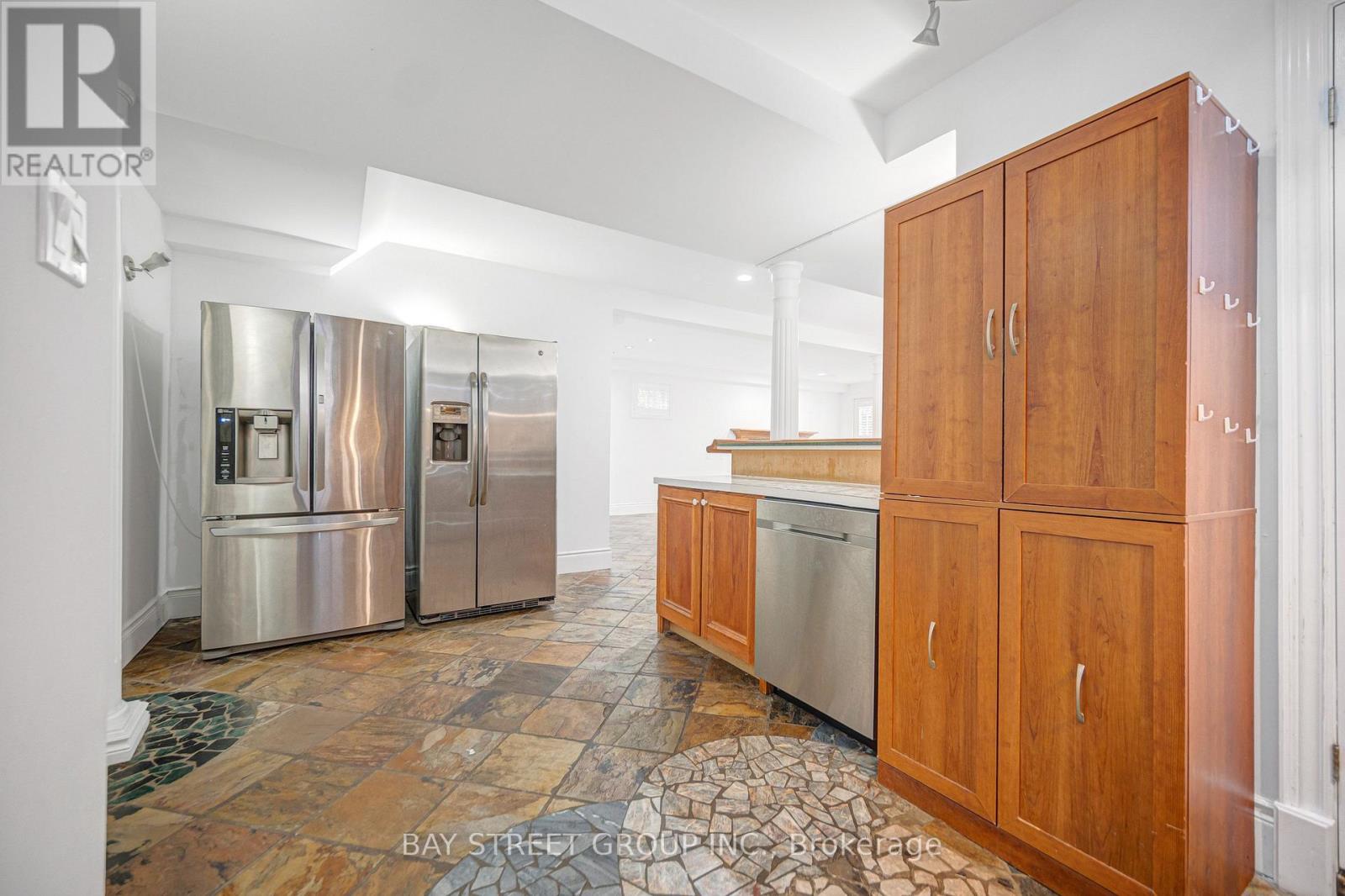 231 SHAFTSBURY AVENUE N - 38