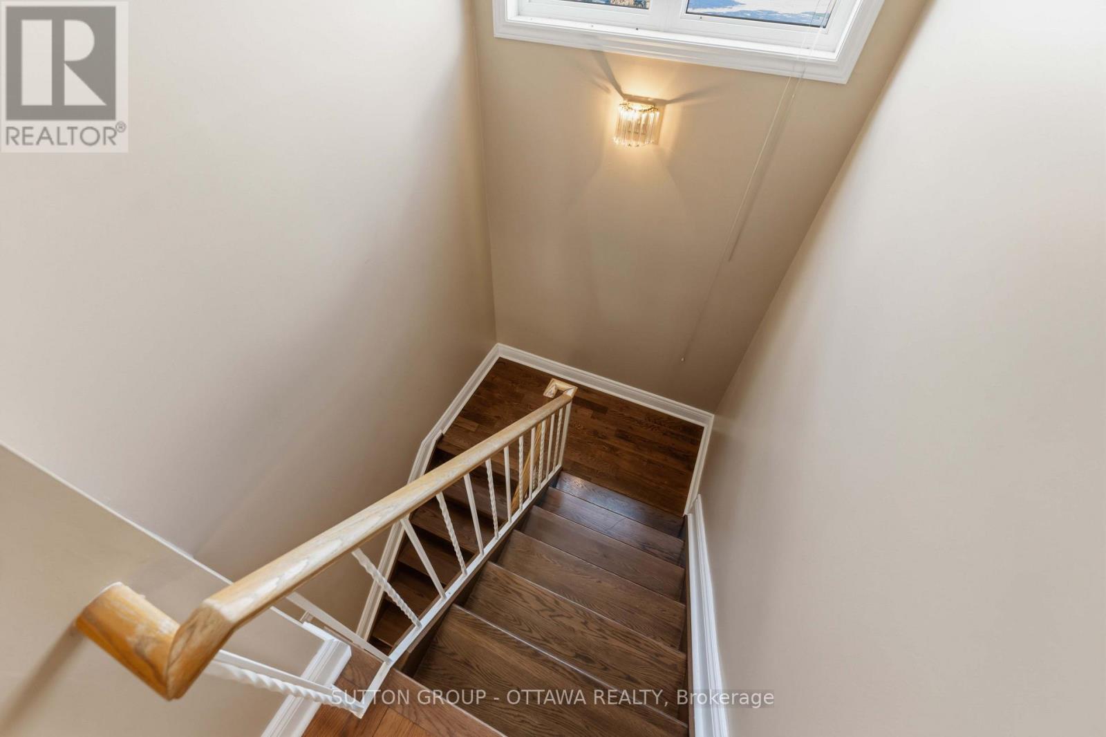 16 CRIMSON GATE - 18