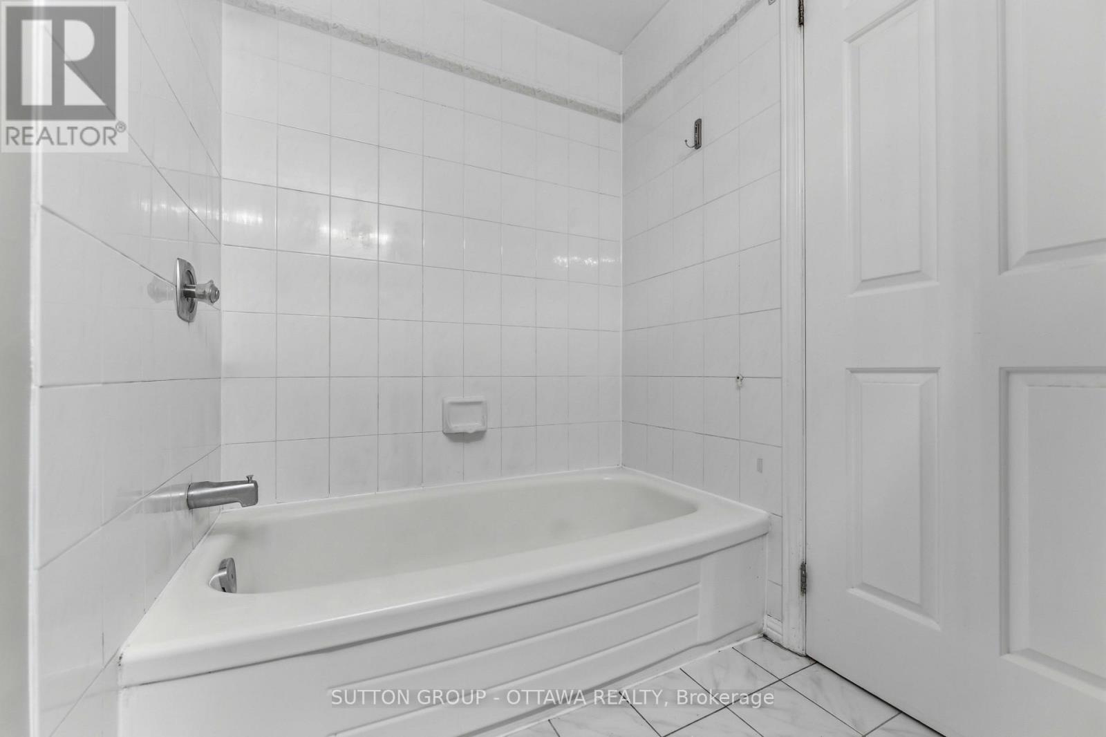 16 CRIMSON GATE - 36