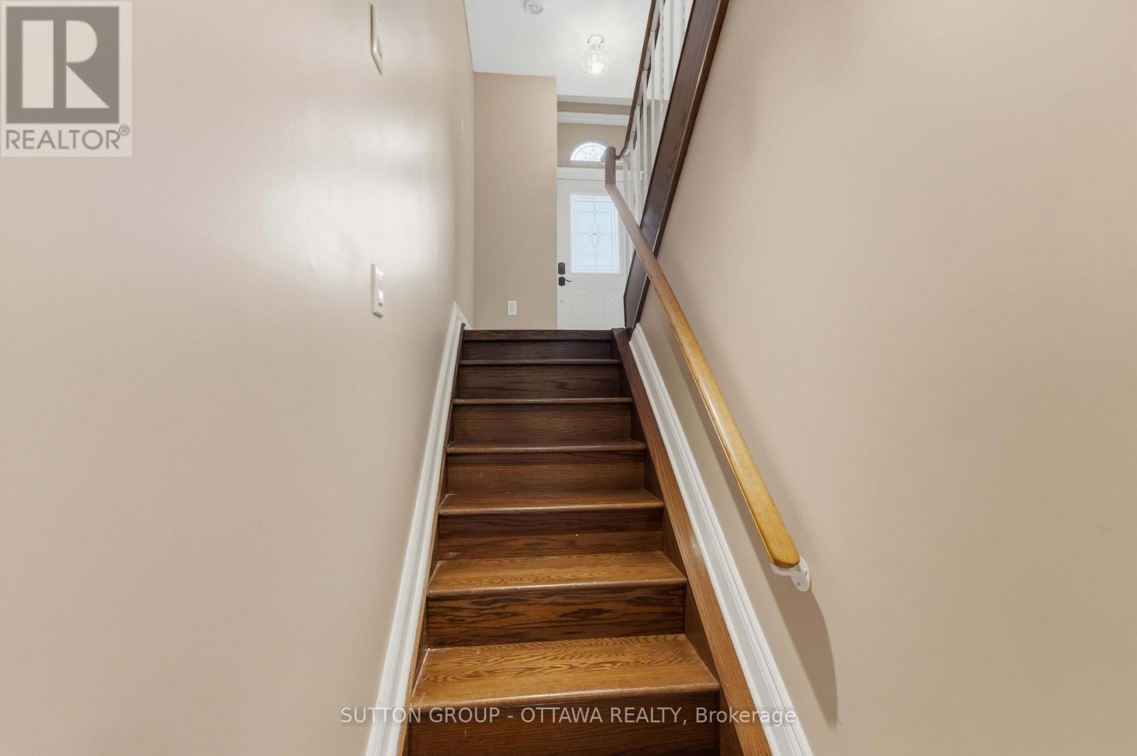 16 CRIMSON GATE - 37