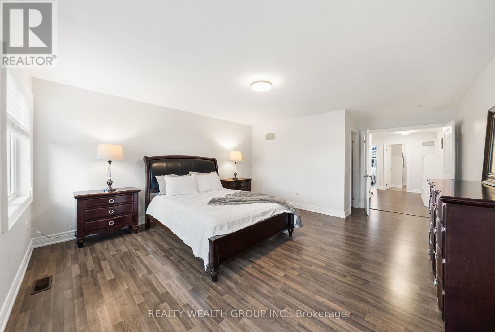 42 MONDIAL CRESCENT - 17