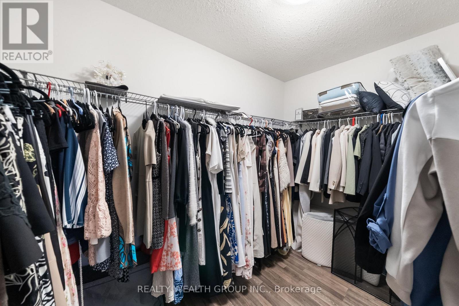 42 MONDIAL CRESCENT - 19