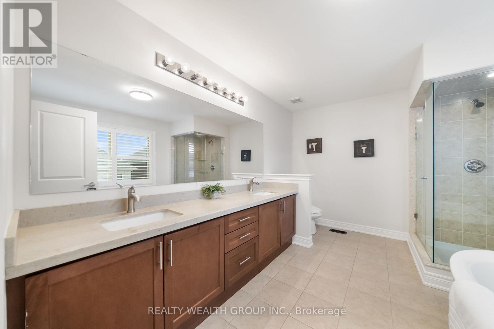 42 MONDIAL CRESCENT - 20