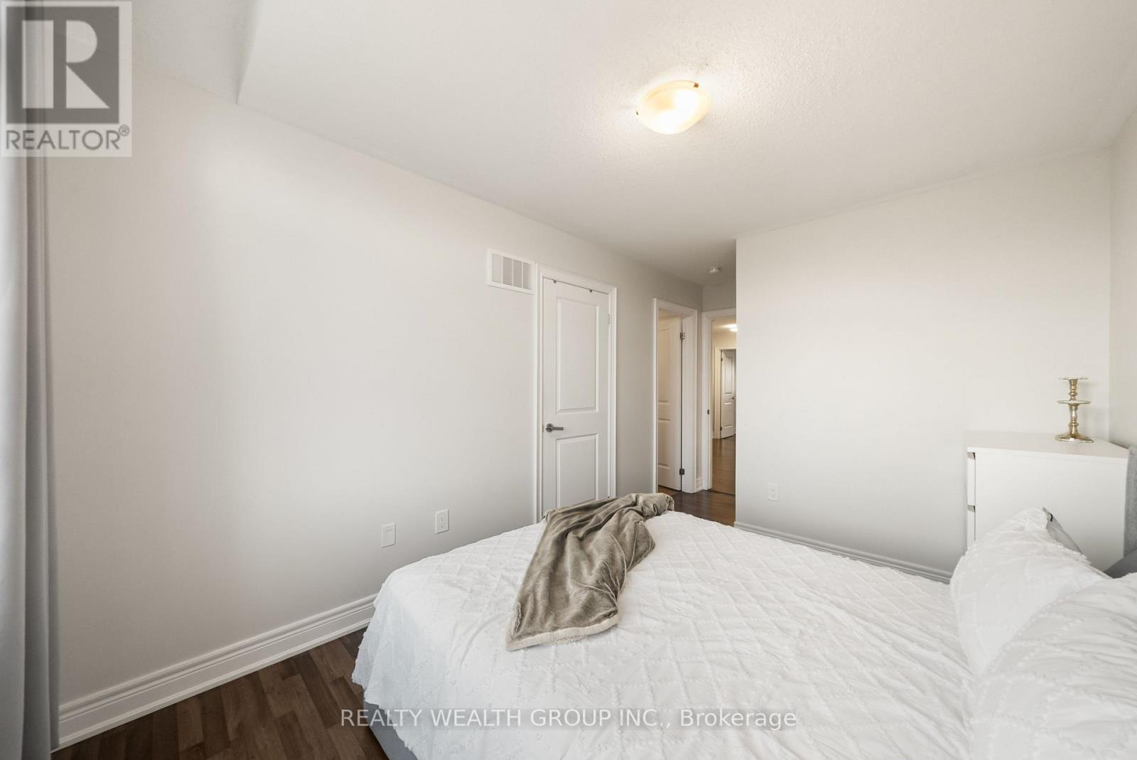 42 MONDIAL CRESCENT - 24