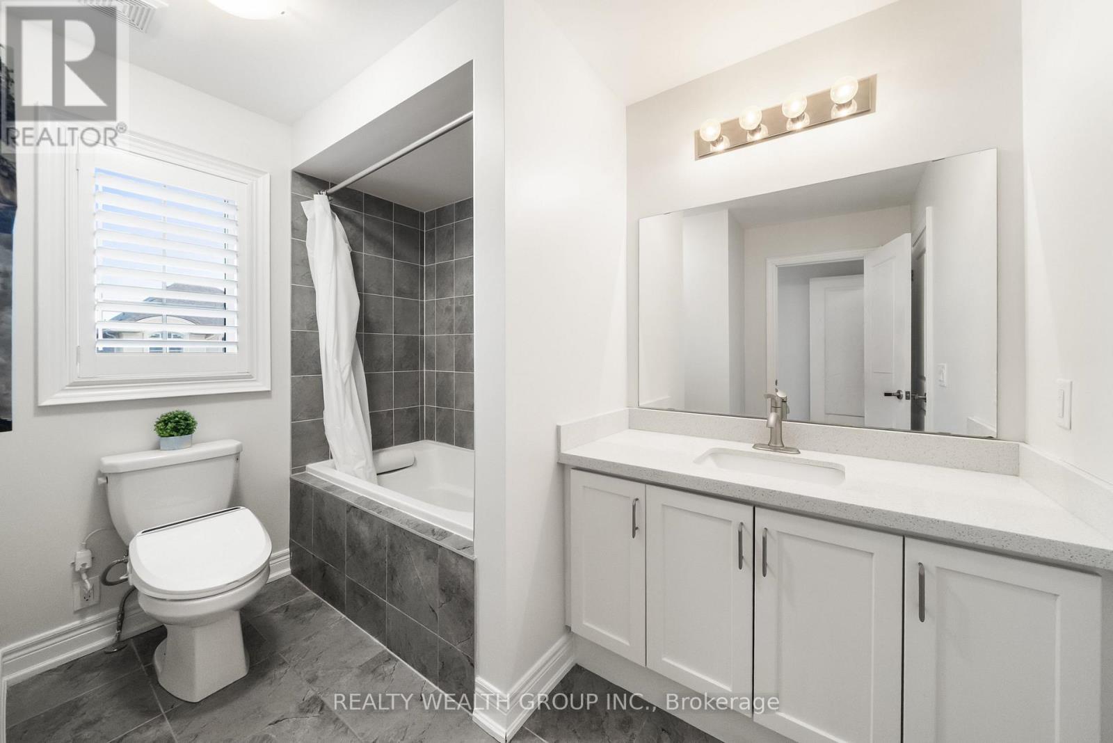 42 MONDIAL CRESCENT - 27