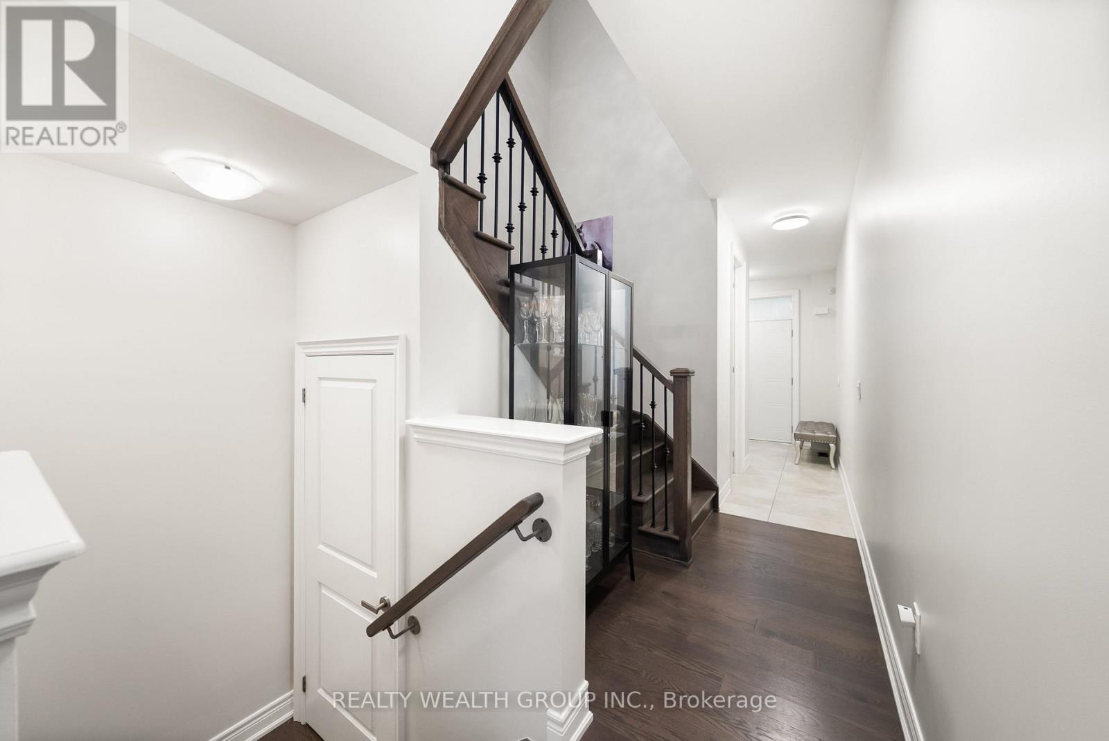 42 MONDIAL CRESCENT - 28