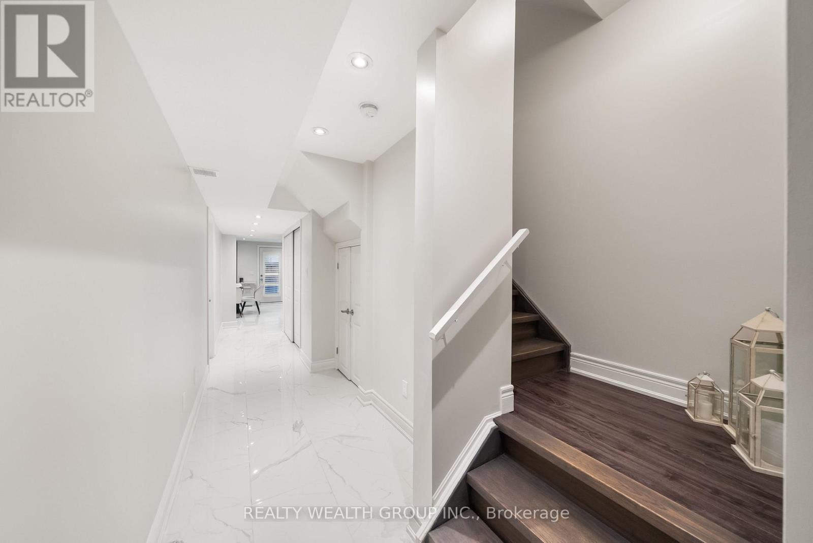 42 MONDIAL CRESCENT - 29