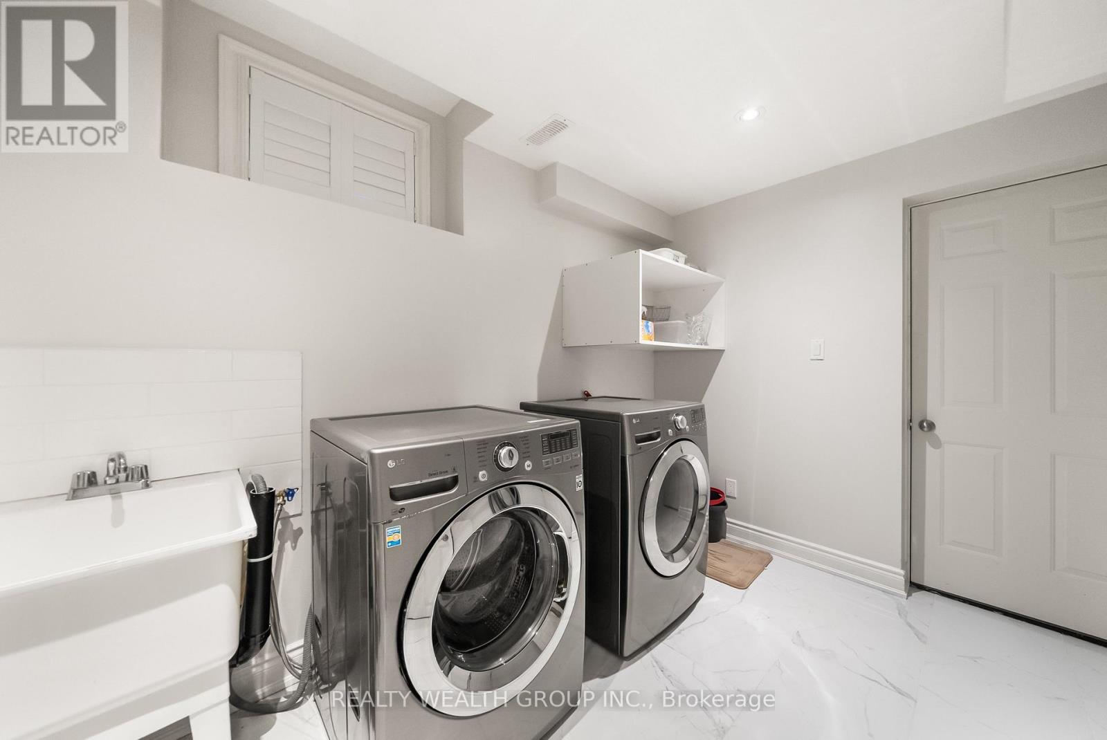 42 MONDIAL CRESCENT - 30