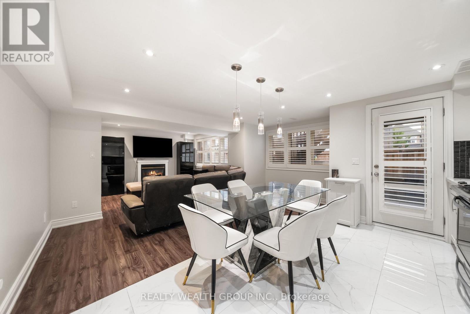 42 MONDIAL CRESCENT - 32
