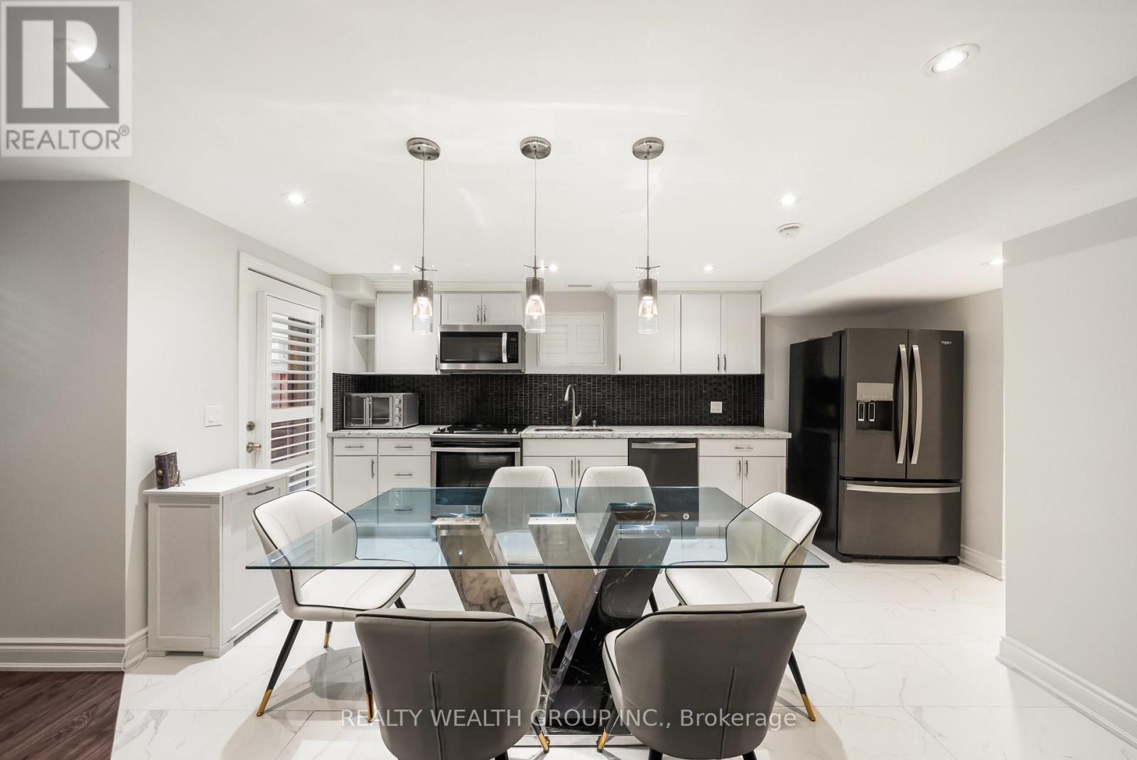 42 MONDIAL CRESCENT - 33