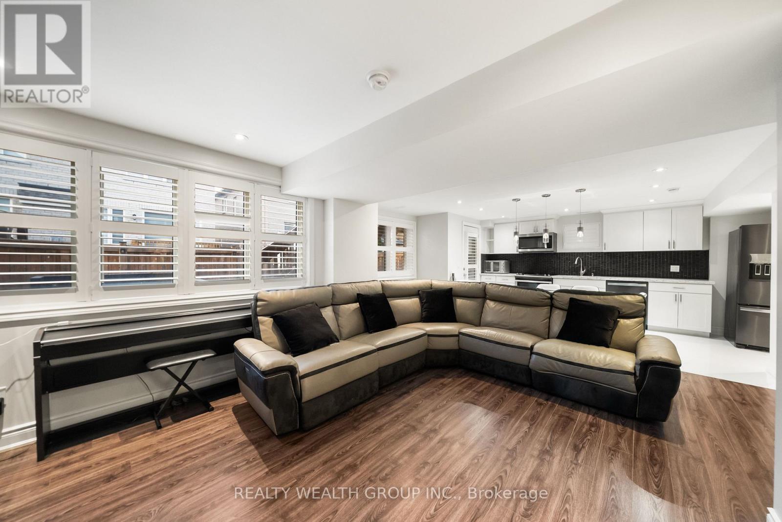 42 MONDIAL CRESCENT - 34