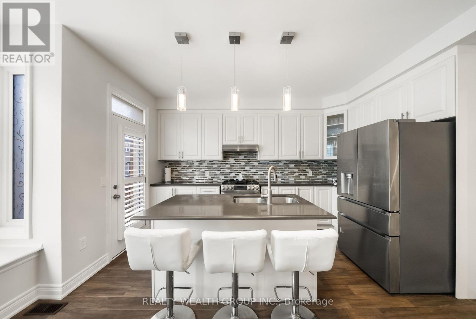 42 MONDIAL CRESCENT - 8