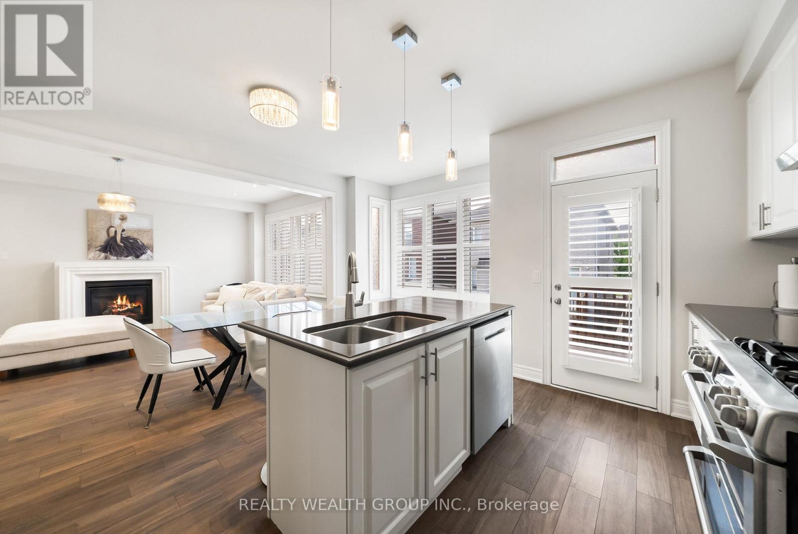 42 MONDIAL CRESCENT - 9