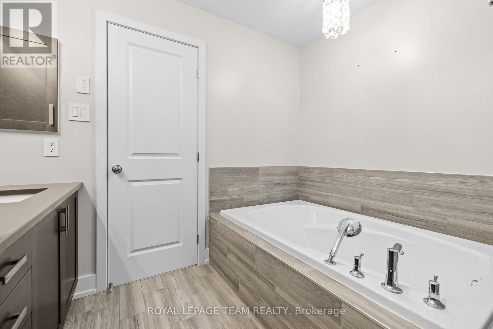 3 Bed, 3 Bath House for Sale in Ottawa – 605 TENNANT WAY, Ottawa – MLS# X13681482 - Image 20