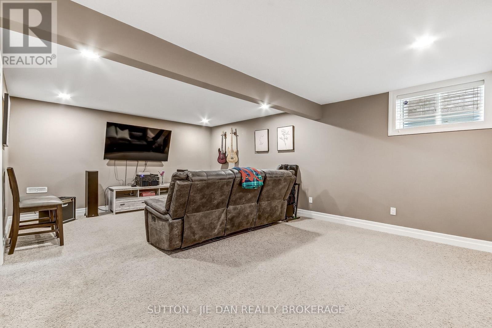 1511 CORONATION DRIVE - 22