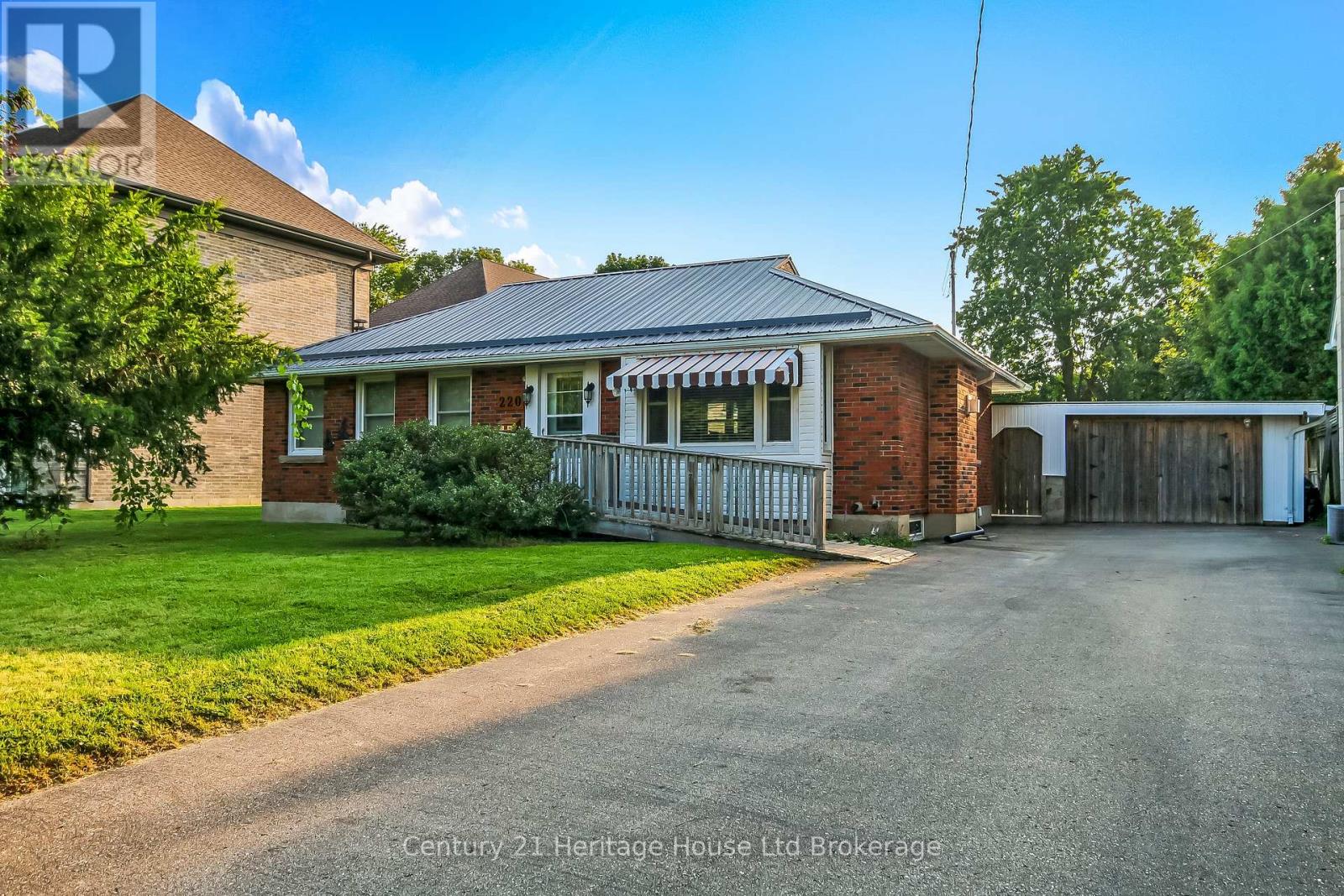 220 CLARKE STREET N - 1
