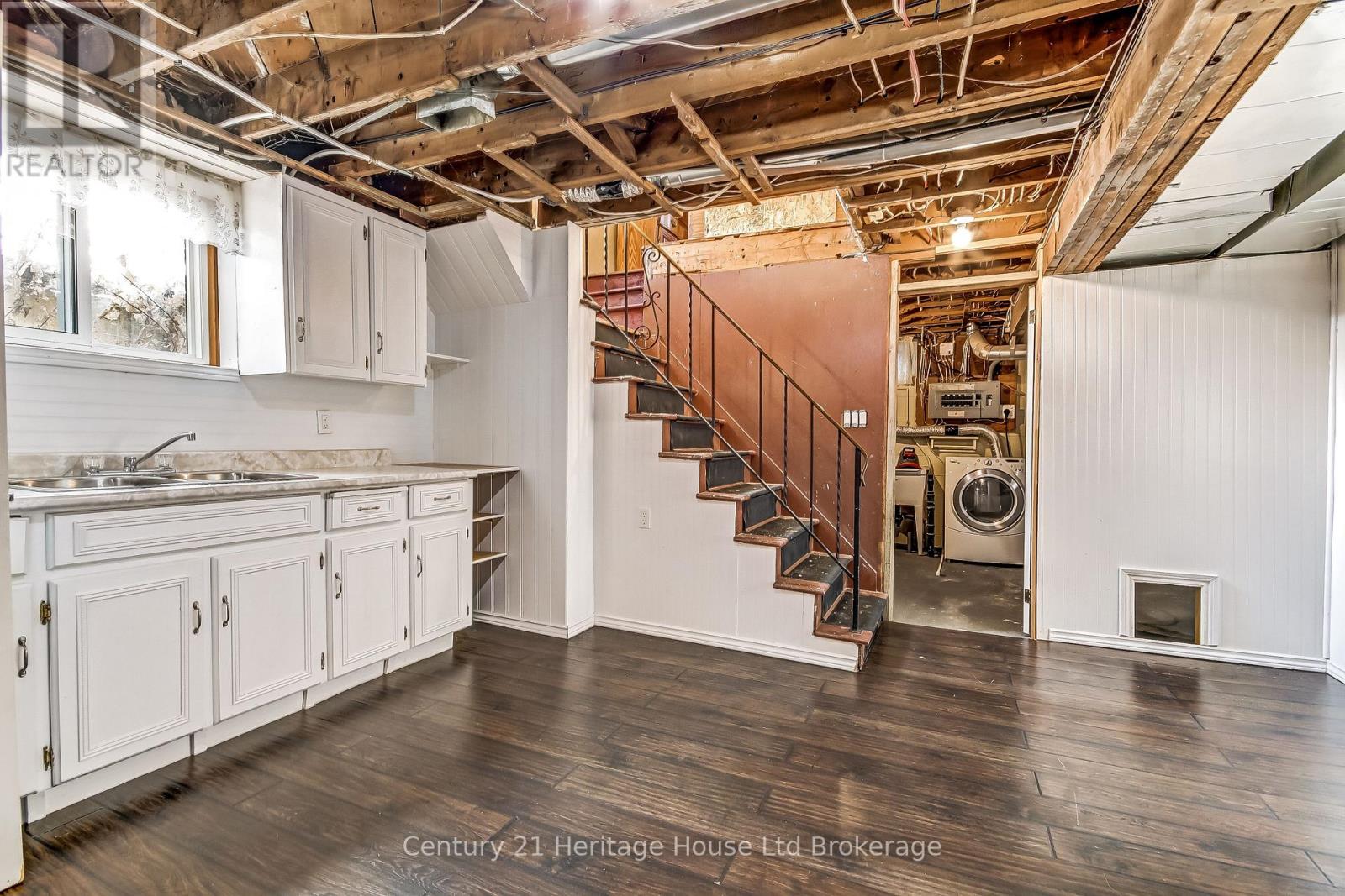 220 CLARKE STREET N - Image 18
