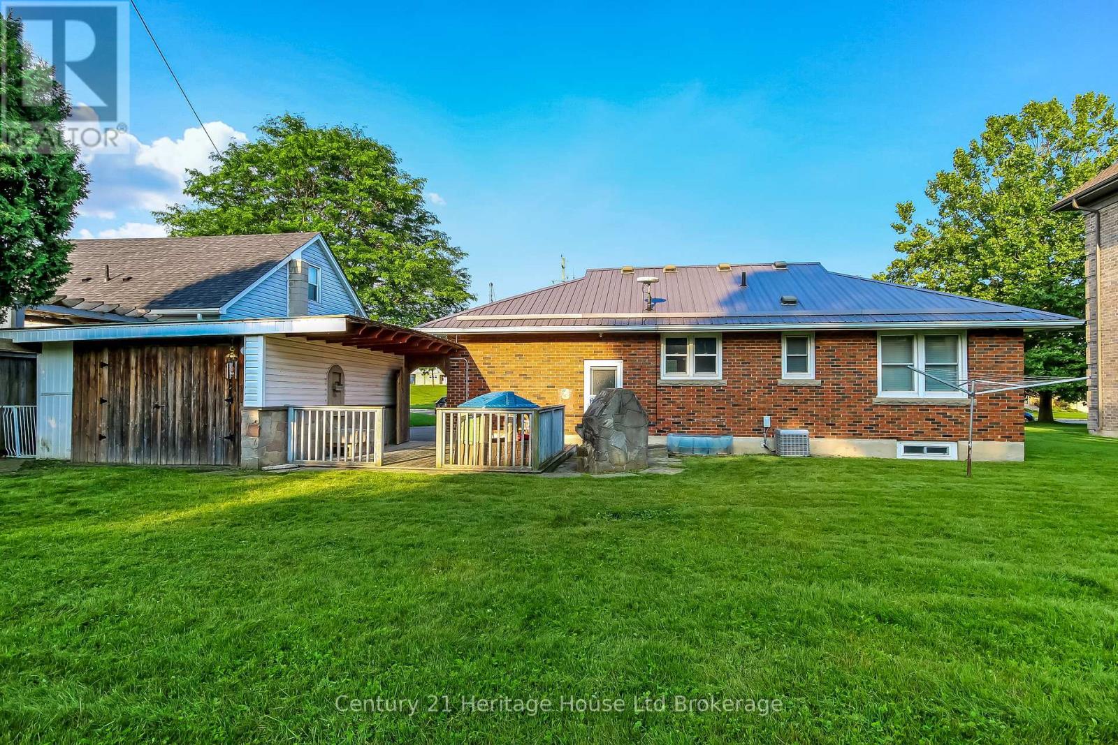 220 CLARKE STREET N - Image 26