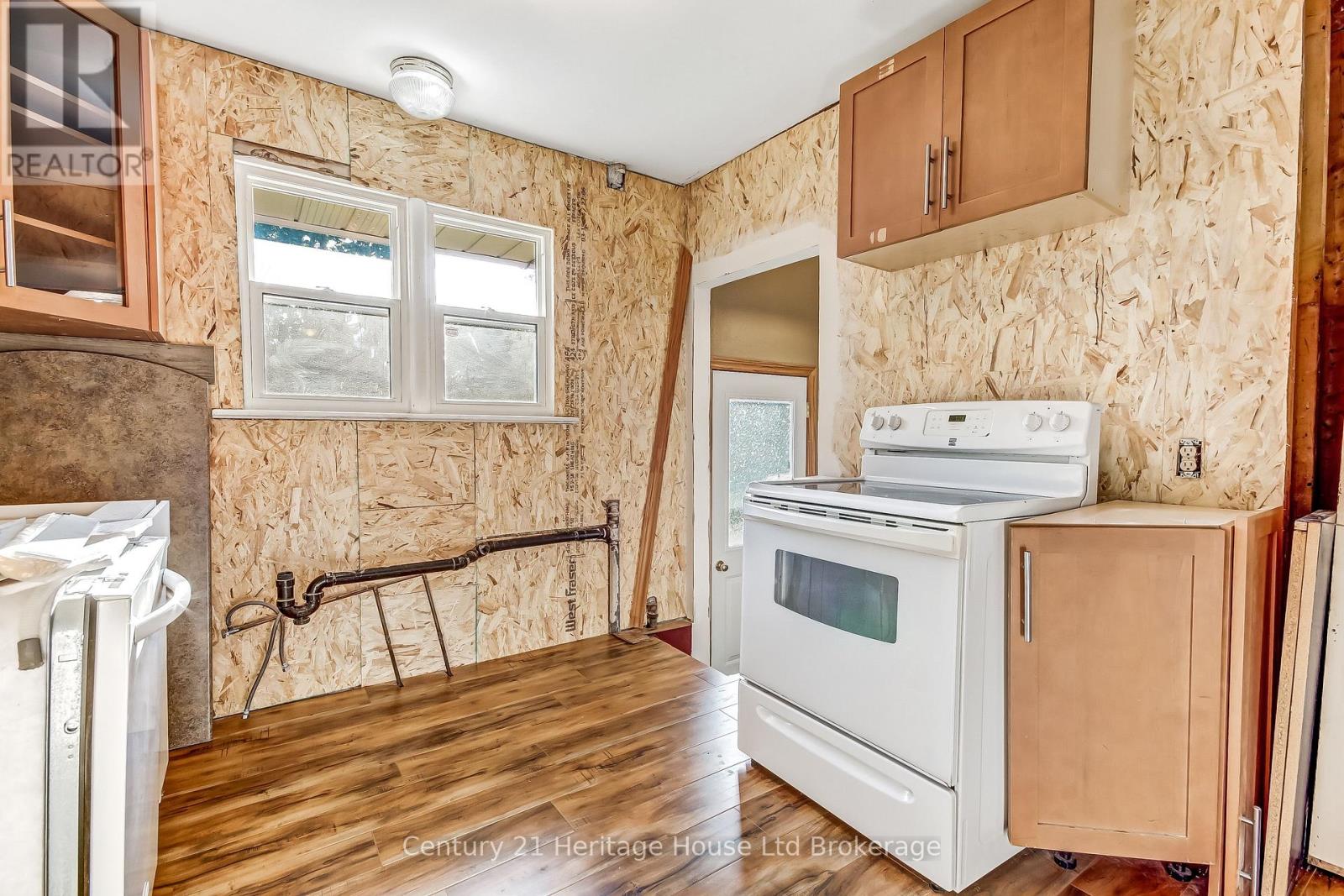 220 CLARKE STREET N - Image 8