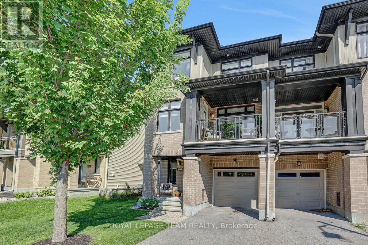 206 Leather Leaf Terrace is a FREEHOLD end unit.