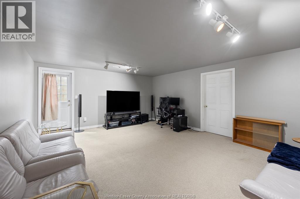 965 WALLACE - Image 25