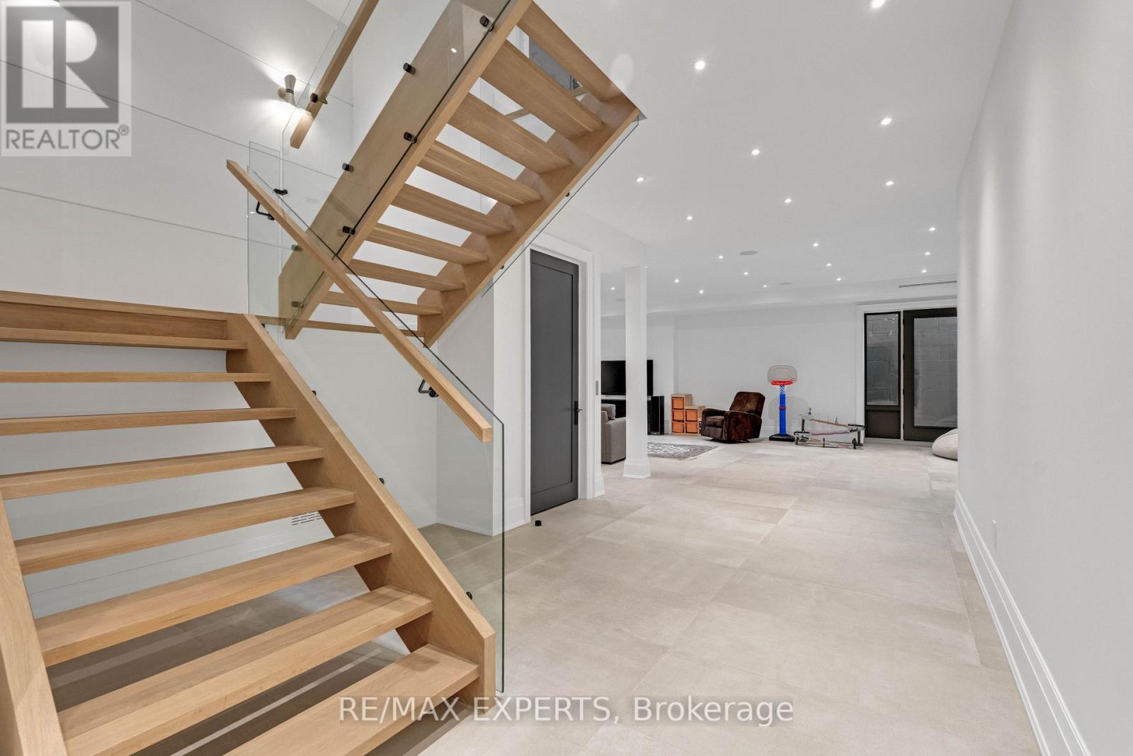 108 HOLLINGSWORTH DRIVE - 41