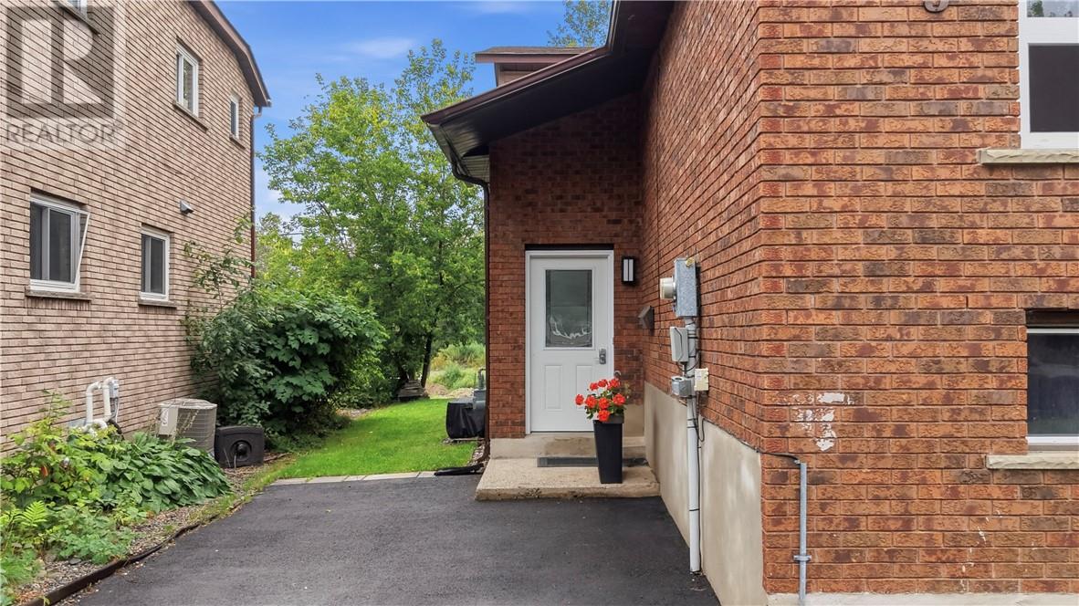 983 ARTHUR Street - Image 18