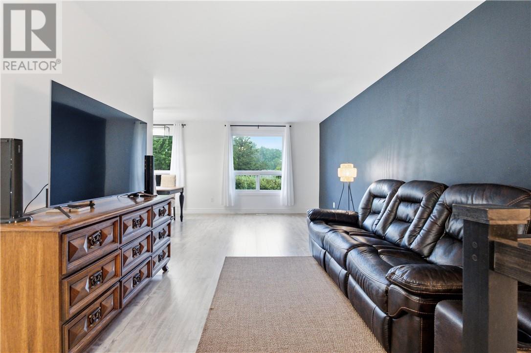 983 ARTHUR Street - Image 6