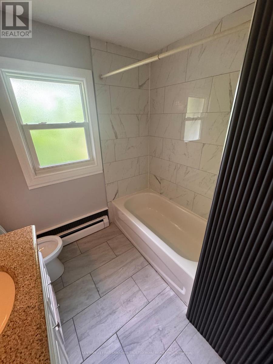 3 bedroom Single Family interior view, 1- 627 Commissioners Road, London South (South R), Ontario