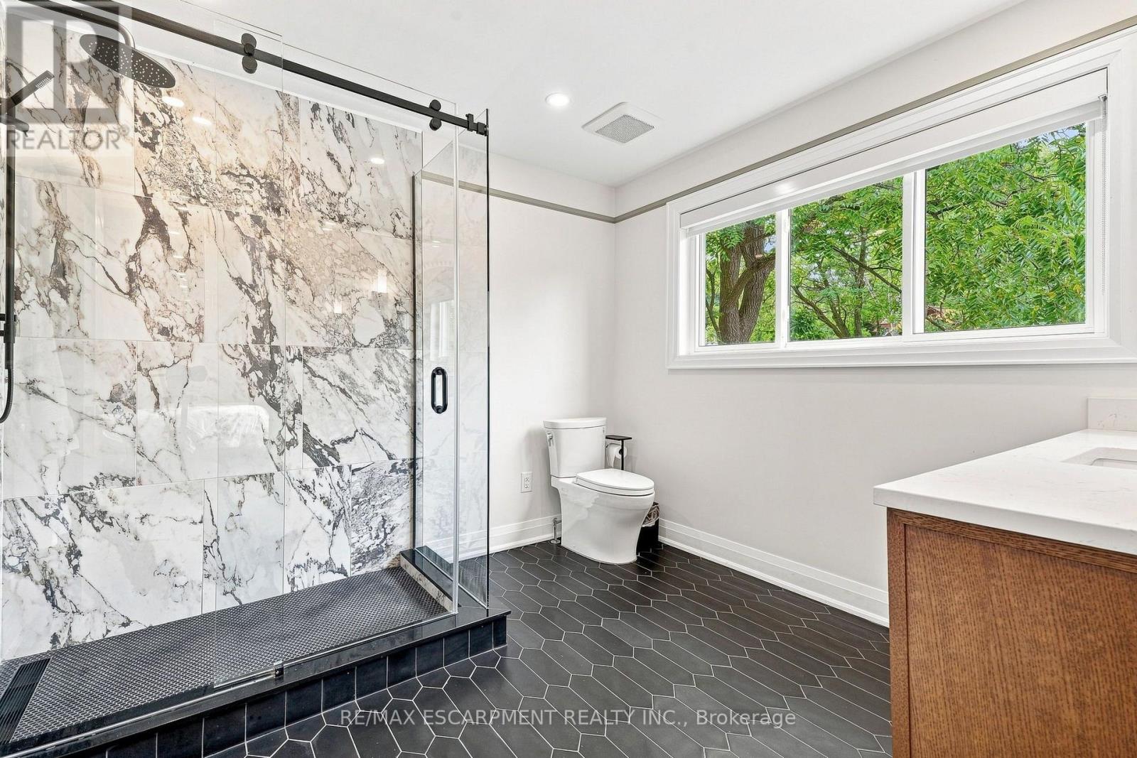 2019 DUNDAS STREET - Image 32