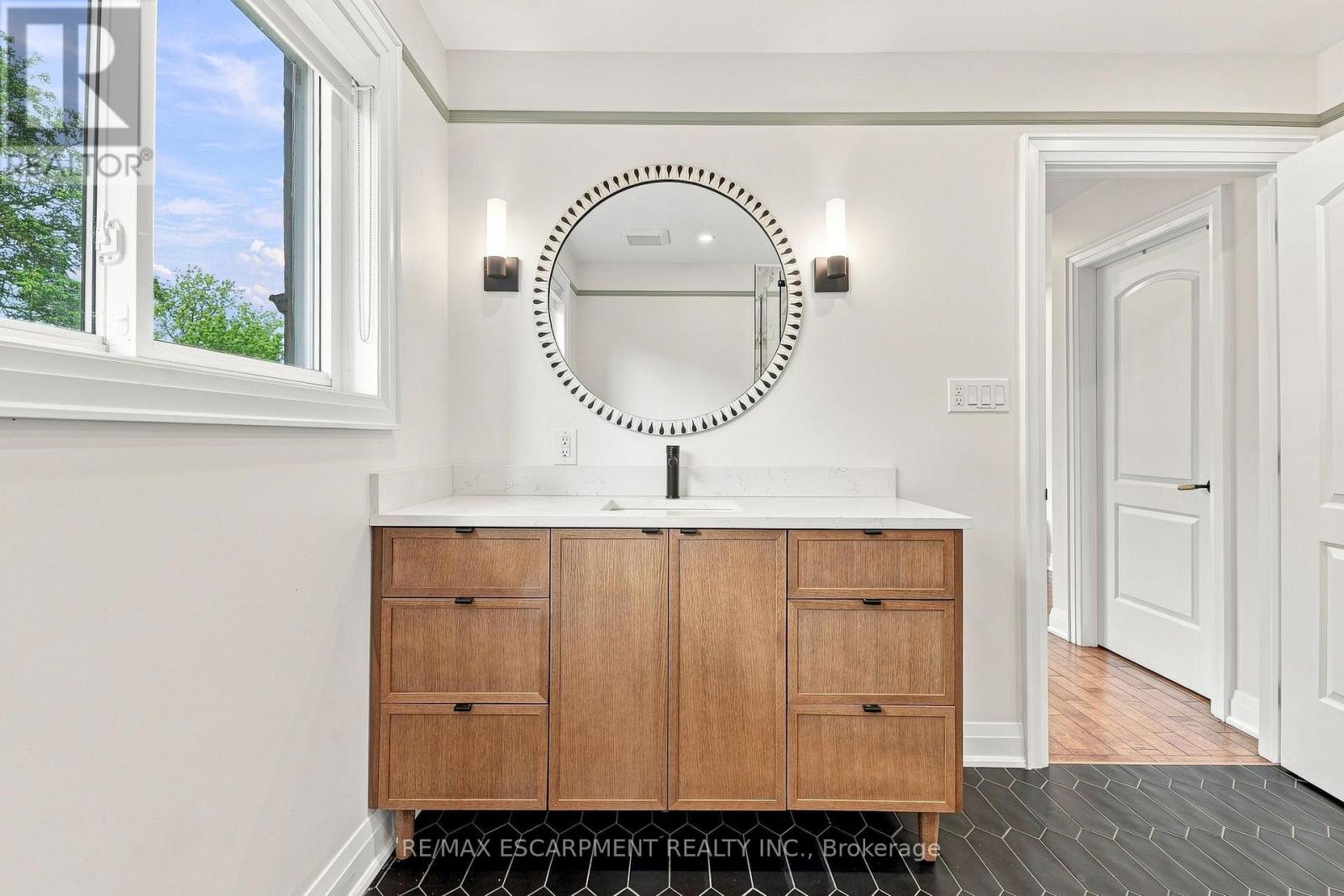 2019 DUNDAS STREET - Image 33