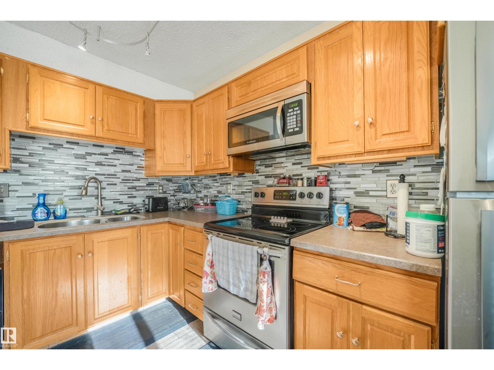 12209 94 ST NW - 20
