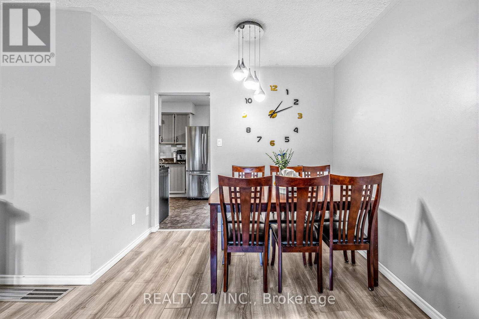 376 VANCOUVER CRESCENT - 6