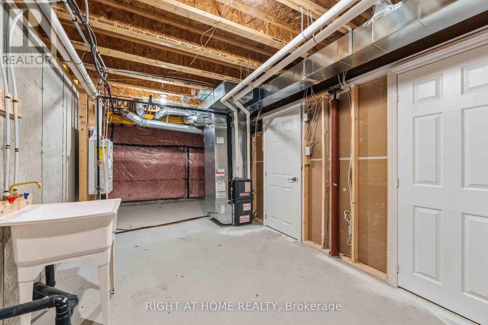 709 DERREEN AVENUE - 35