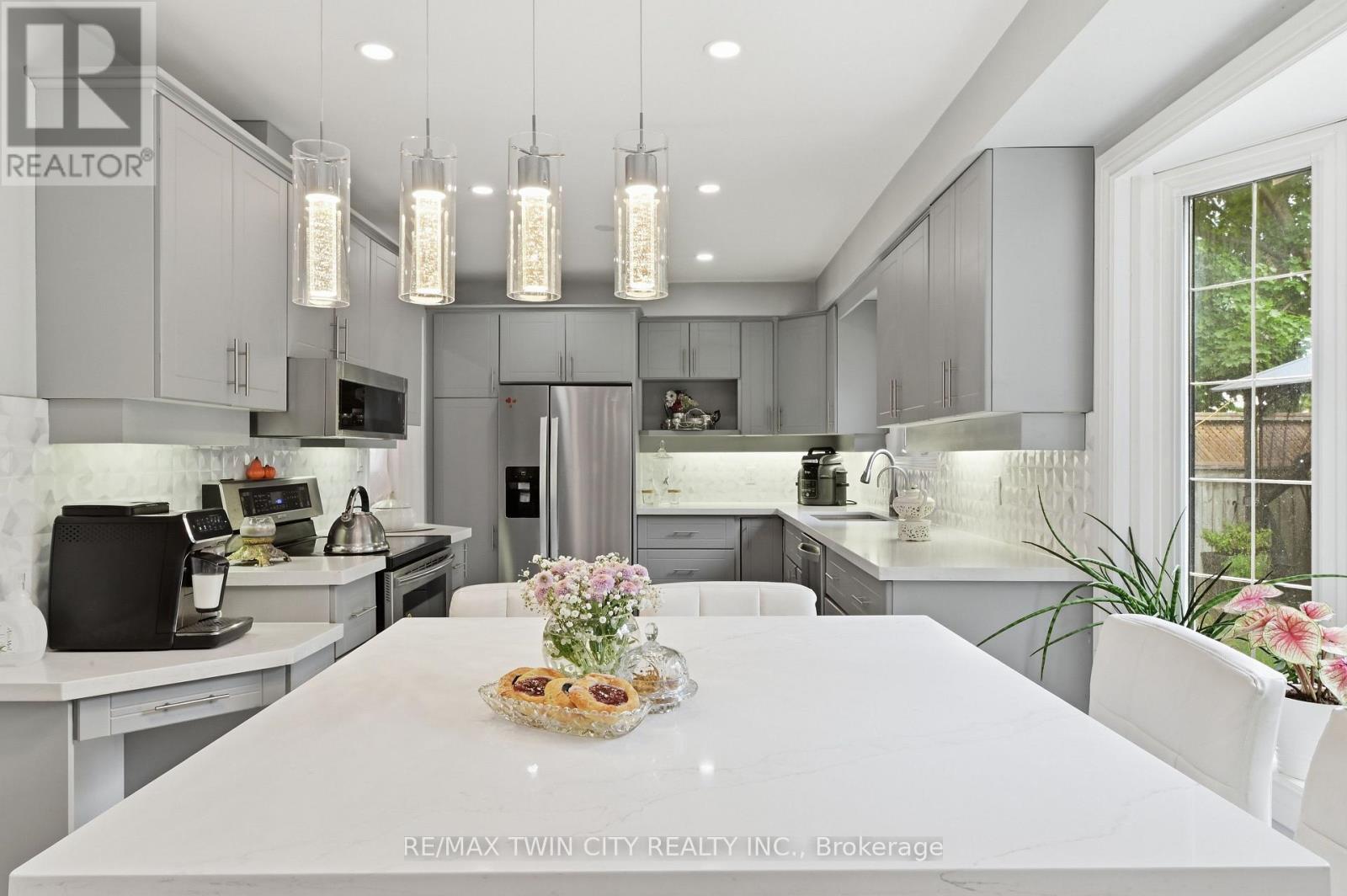 512 HAWTHORNE CRESCENT - 12