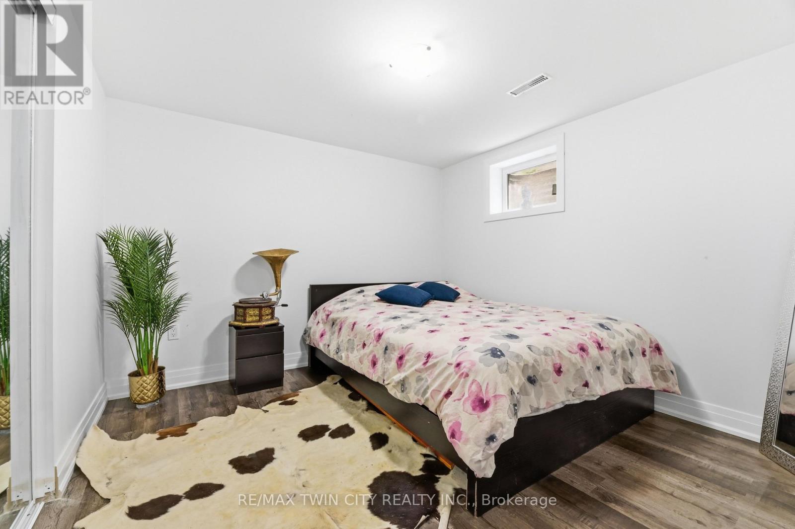 512 HAWTHORNE CRESCENT - 29
