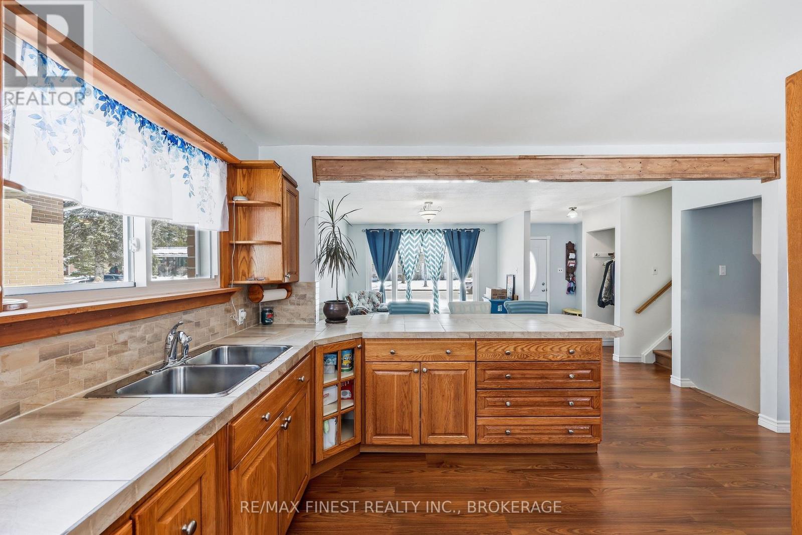 676 LAURIER BOULEVARD - 10