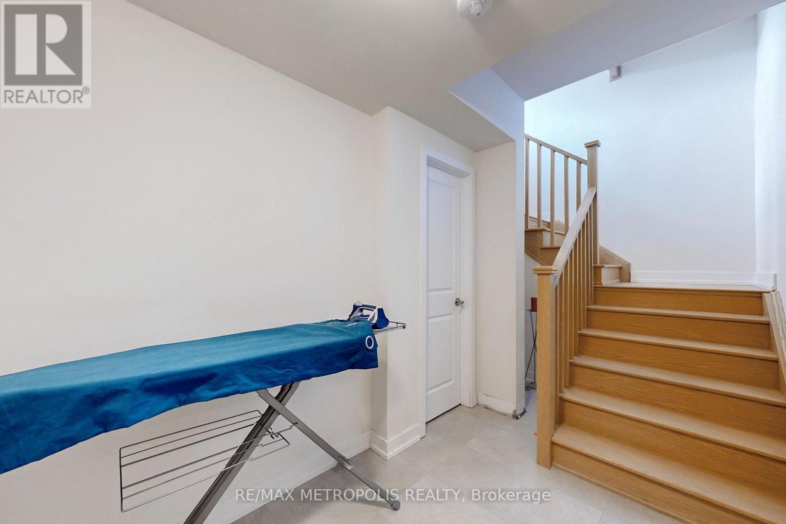 104 STONELEIGH DRIVE - 38