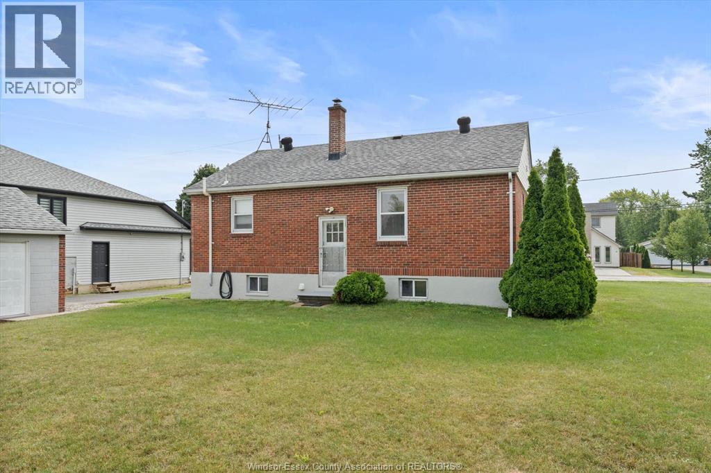 1226 SURREY DRIVE - 23