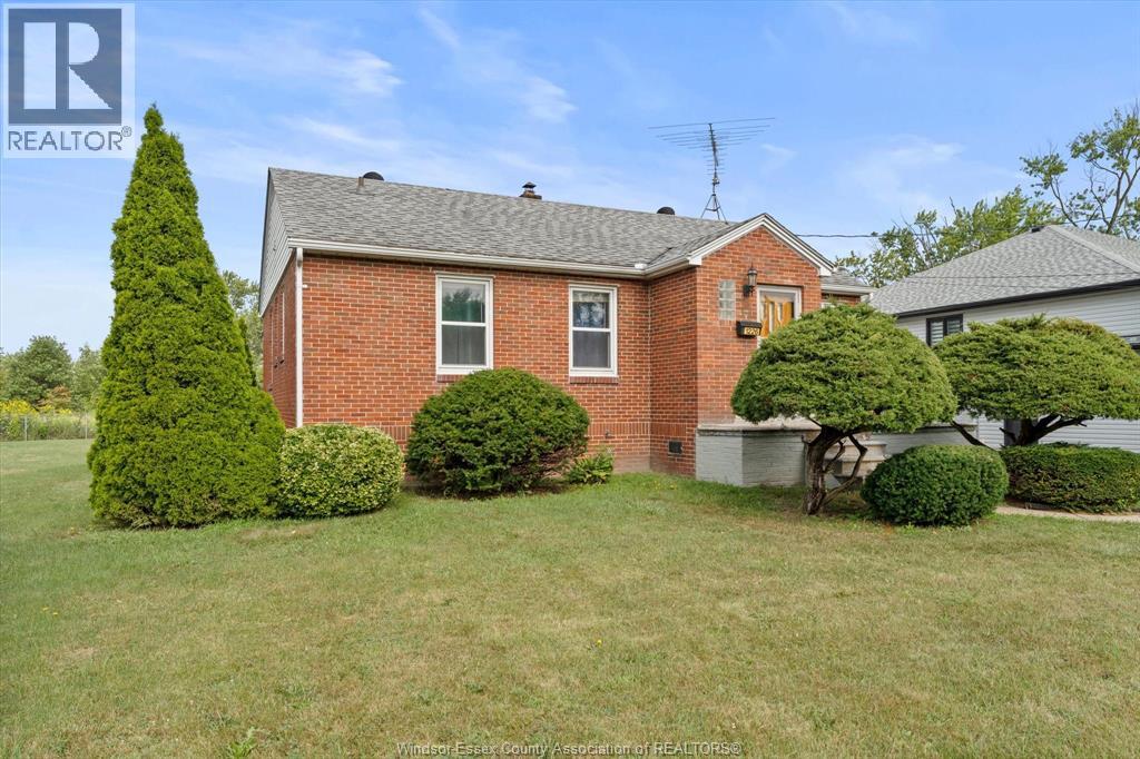 1226 SURREY DRIVE - 4