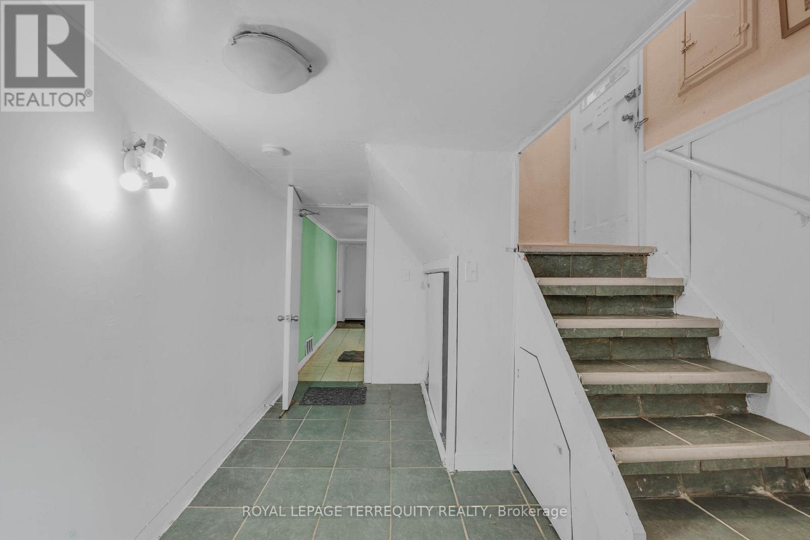 4 HARRIS PARK DRIVE - 28