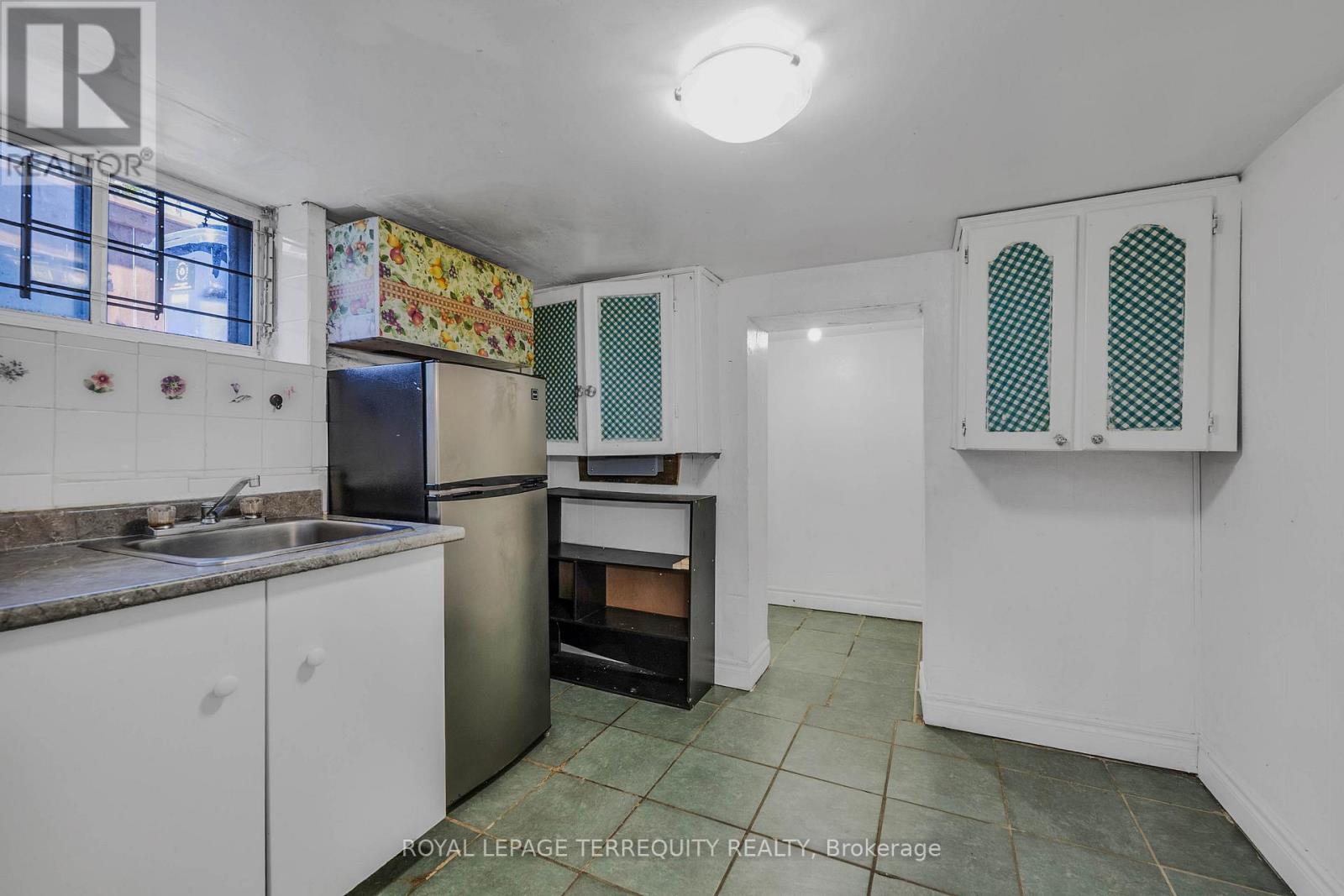 4 HARRIS PARK DRIVE - 29
