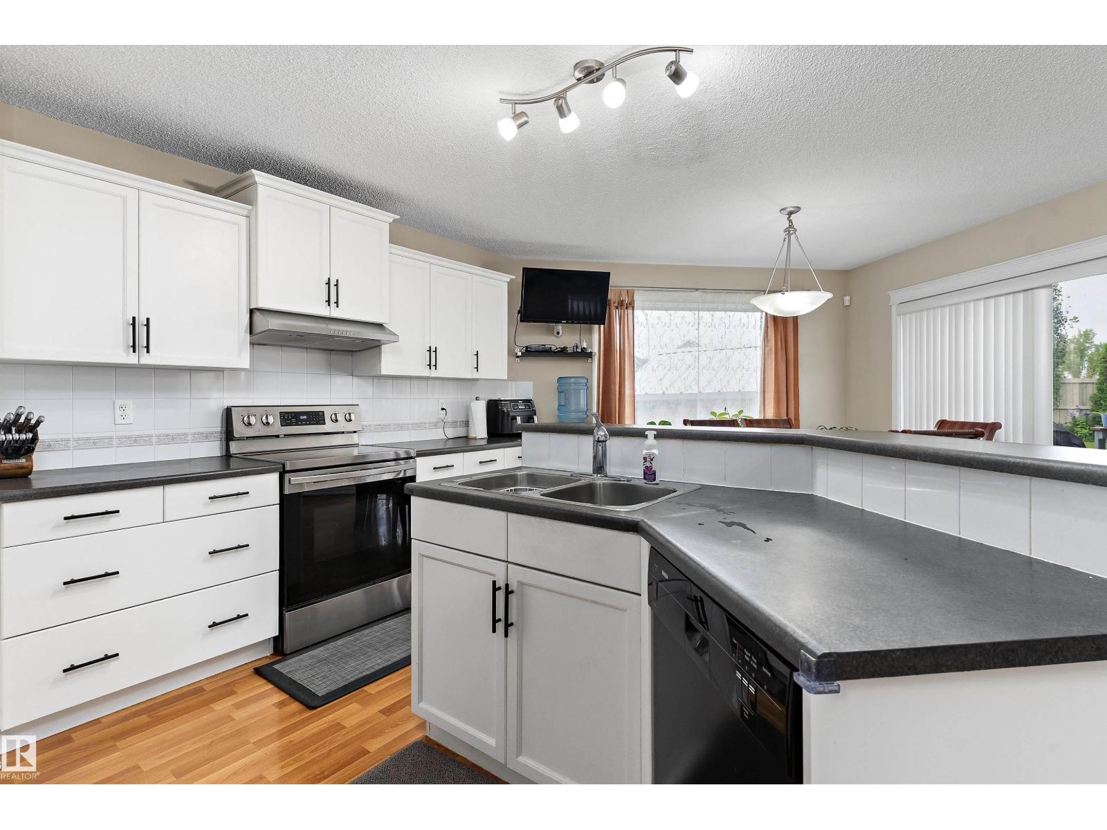 8521 8 AV SW - 8